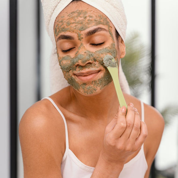 L'argile verte comme solution naturelle contre les boutons et l'acné