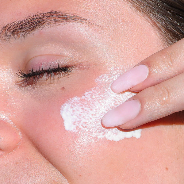Peau grasse ou à imperfections : la crème solaire liquide naturelle est-elle adaptée ?