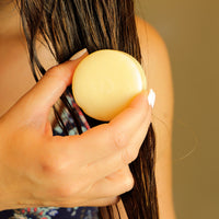 L'utilisation du soin capillaire sur cheveux secs à laisser poser comme un bain d'huile avant de se laver les cheveux