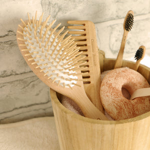 Comme Avant propose des accessoires de soin durables comme une brosse et un peigne en bois.