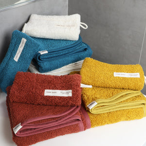 serviettes et gants colorés