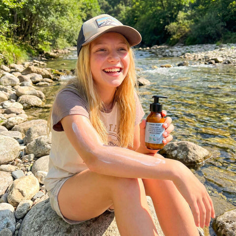 Quelle quantité de crème solaire liquide naturelle appliquer sur le visage et le corps ?