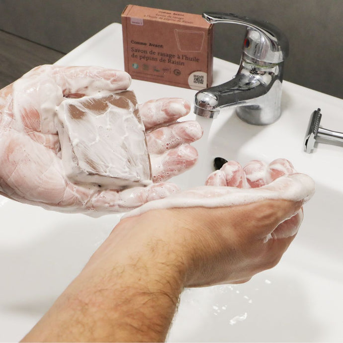 Le savon de rasage à l'huile de pépin de raisins Comme Avant offre une mousse généreuse et onctueuse