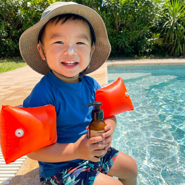 Enfant qui refuse la crème solaire naturelle : 7 techniques pour une application sans conflit