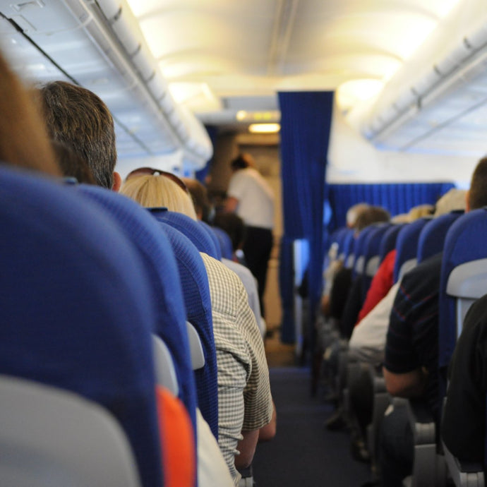 Voyager avec des cosmétiques solides en avion : est-ce possible ?