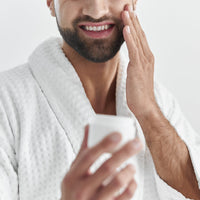 Un soin pour la barbe des hommes conventionnel et en format crème dans son emballage plastique