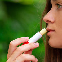Des baumes à lèvres conventionnels composés de Paraffine, de BHT ou de cire d'abeille