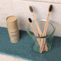 Brosse a dents et dentifrice Comme Avant dans une salle de bain