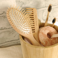 Brosse et peigne à cheveux en bois , galet d'argile et brosses à dents en bois