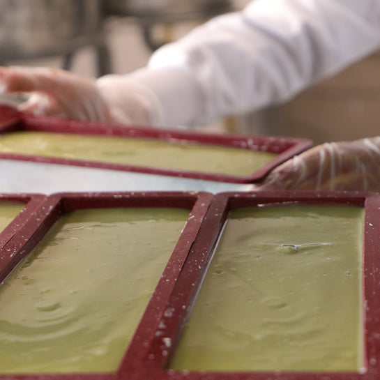 Savon saponifié à froid à partir d'huile d'olive, enrichi en argile verte et huile de baies de laurier idéal pour les peaux sensibles ou à imperfections