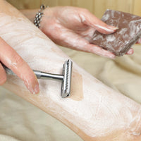 Photo d'utilisation du savon rasage et de la mousse crémeuse sur les jambes
