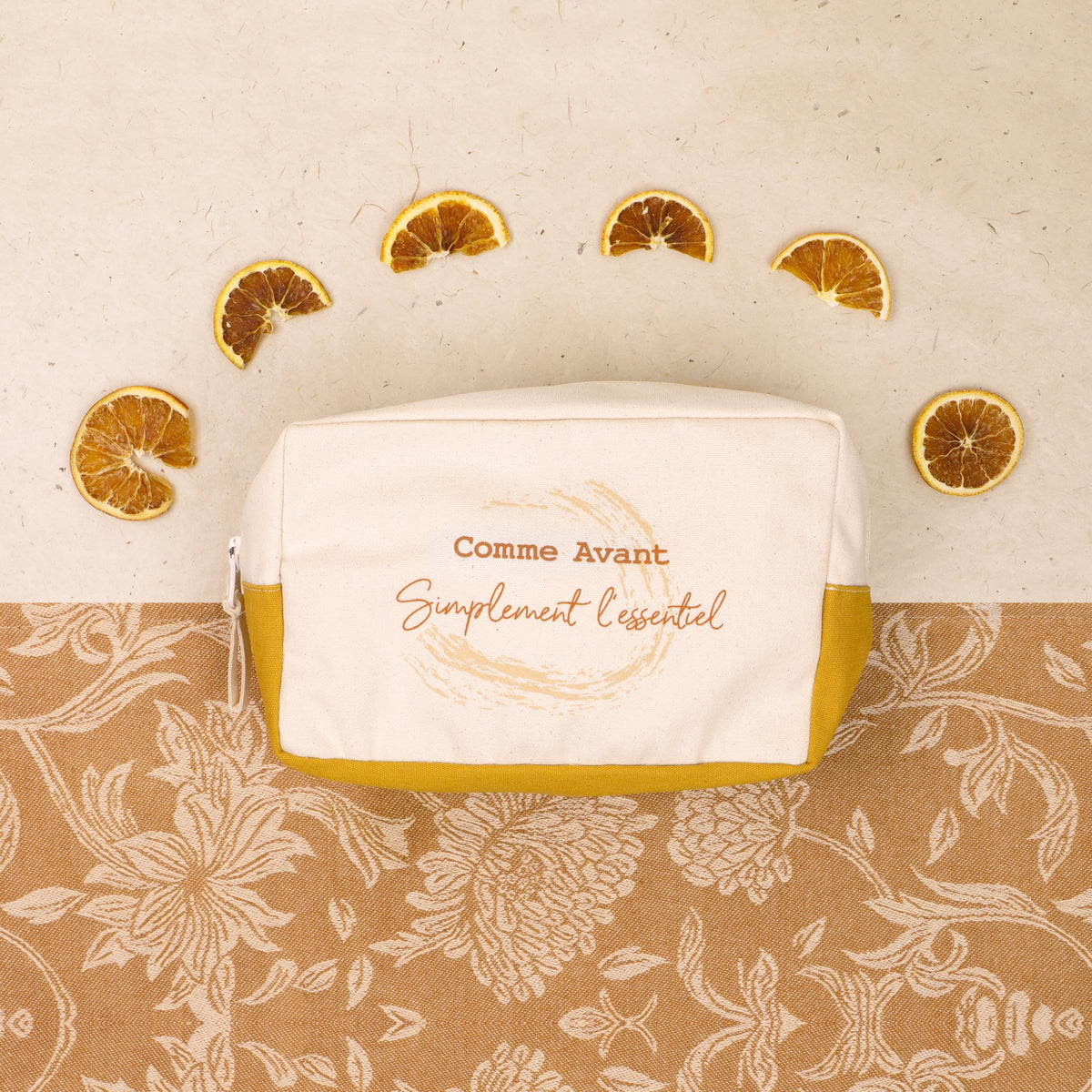 Une trousse de toilette en coton pratique grâce à ses finitions étanches
