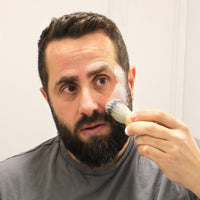 utilisation du blaireau à barbe comme avant