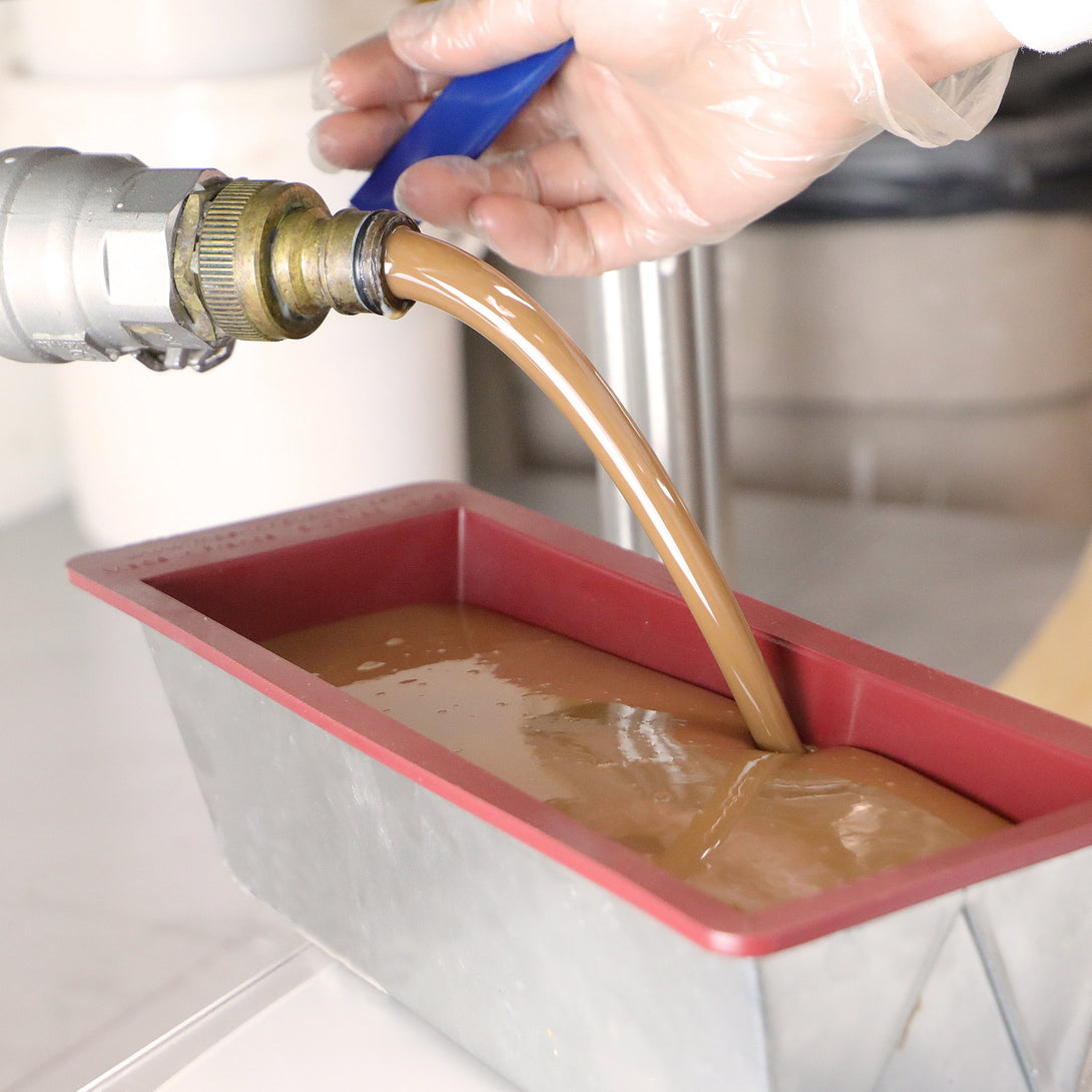 La production de notre savon enrichi en bourrage réalisé dans notre propre atelier de fabrication près de Marseille, aux Pennes-Mirabeau