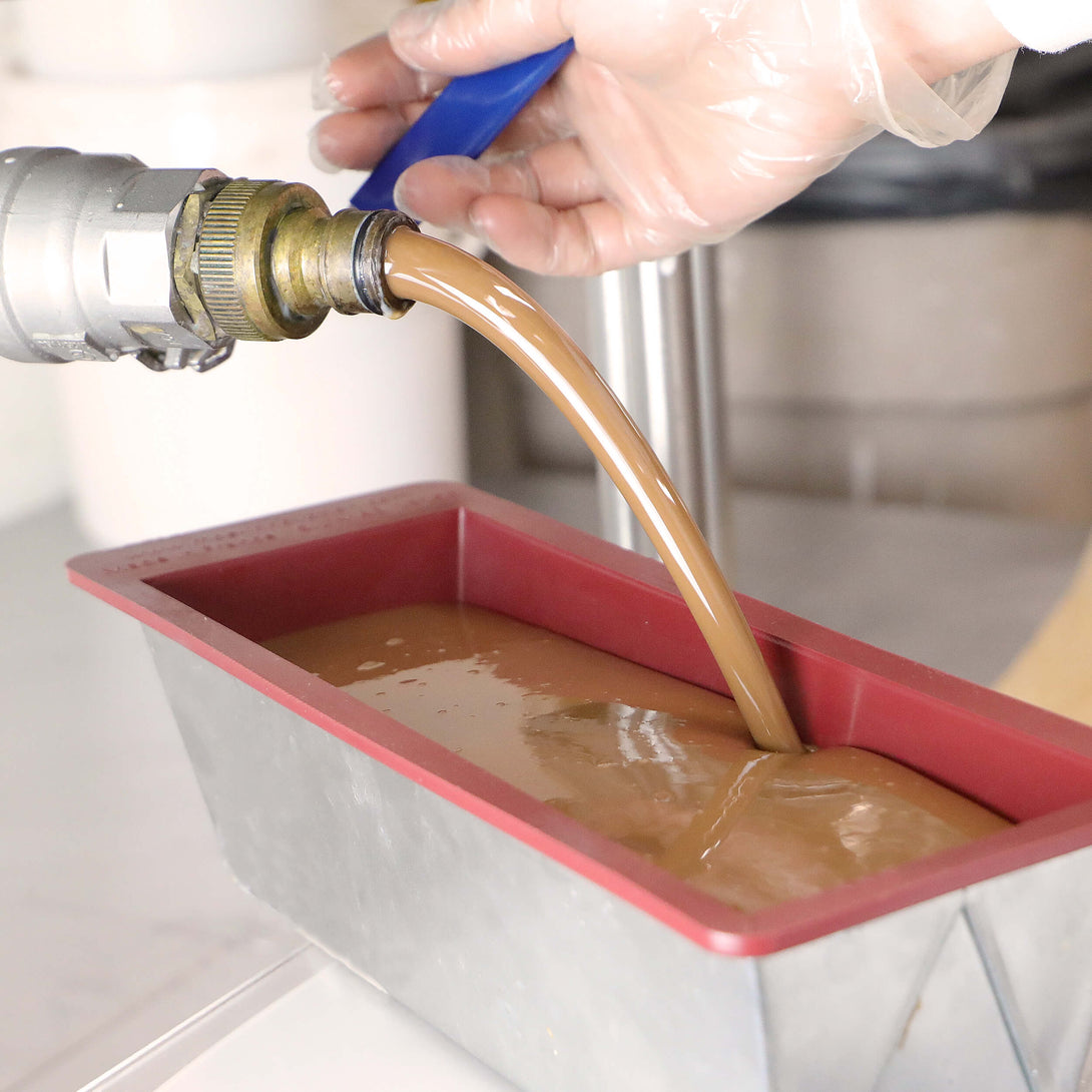 Production artisanale du savon à l'huile de bourrache dans l'atelier de Comme Avant situé près de Marseille