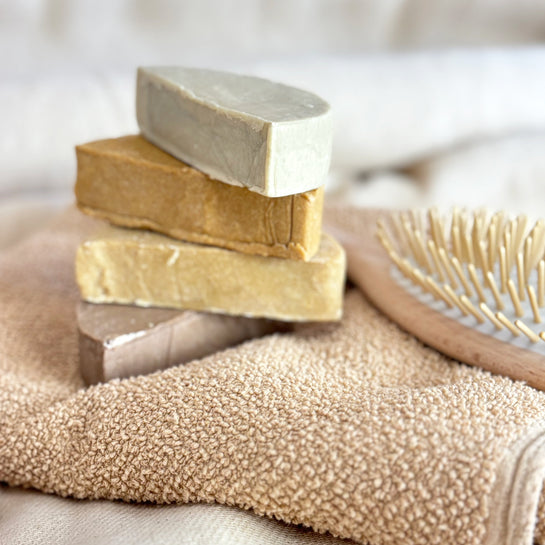 Routine capillaire naturelle pour cheveux bouclés et colorés