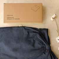 Notre short en matière naturelle et biologique est proposé dans sa jolie boite en carton pour offrir en cadeau